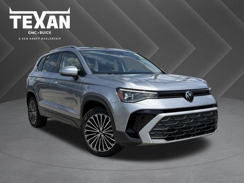 Used 2025 Volkswagen Taos SE FWD image 1