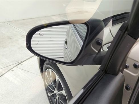 Used 2016 Toyota Avalon XLE Premium image 11