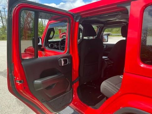 Used 2018 Jeep Wrangler Unlimited Sahara w/ Uconnect 4C Nav & Sound Group AWD/4WD image 17