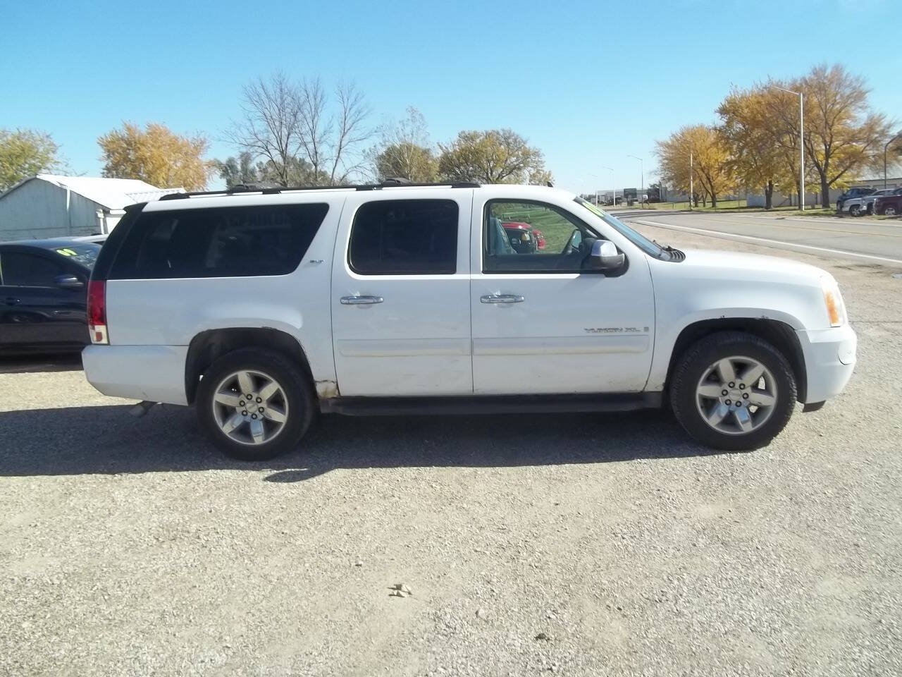 Used 2009 GMC Yukon XL SLT w/ SLT Chrome Edition AWD/4WD image 4