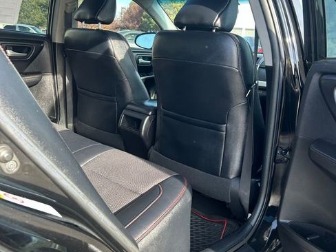 Used 2016 Toyota Camry SE w/ Moonroof Package FWD image 9