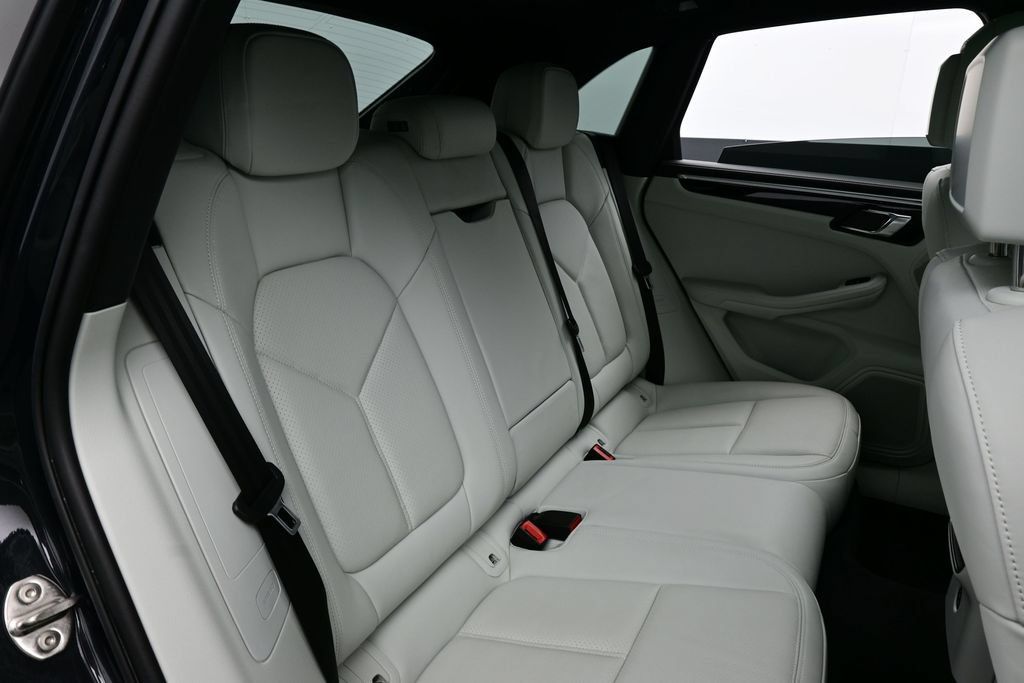 Certified 2023 Porsche Macan S AWD/4WD image 17