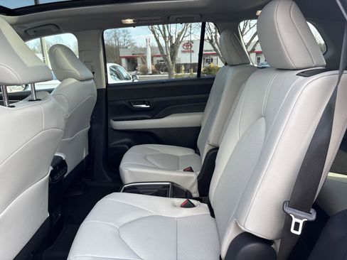 Used 2026 Toyota Grand Highlander XLE image 23