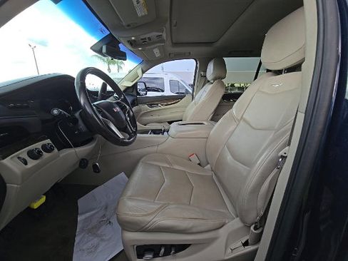 Used 2019 Cadillac Escalade Luxury AWD/4WD image 4