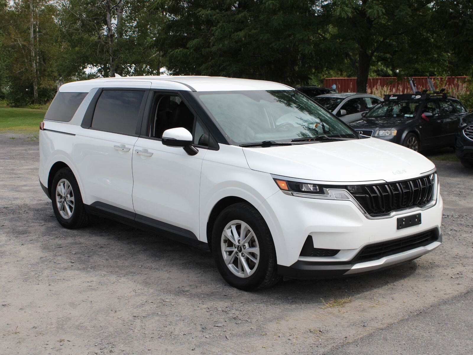 Used 2024 Kia Carnival LX FWD image 3