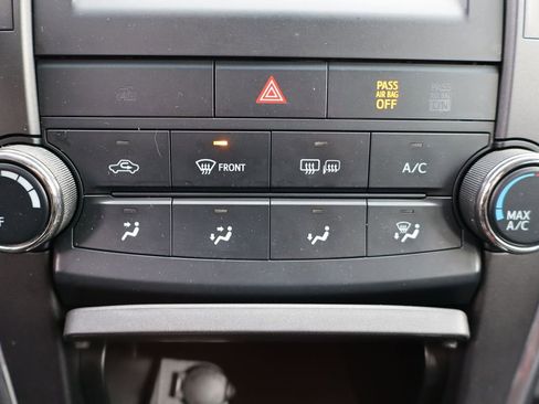 Used 2017 Toyota Camry SE image 19