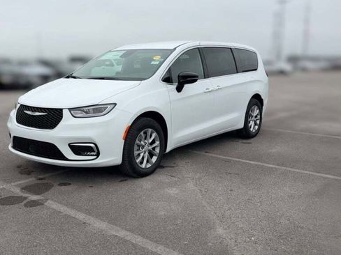 New 2026 Chrysler Pacifica Select image 1