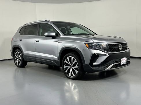 Used 2022 Volkswagen Taos SE w/ Panoramic Sunroof Package AWD/4WD image 1