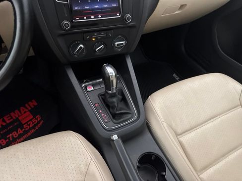 Used 2017 Volkswagen Jetta SE FWD image 13