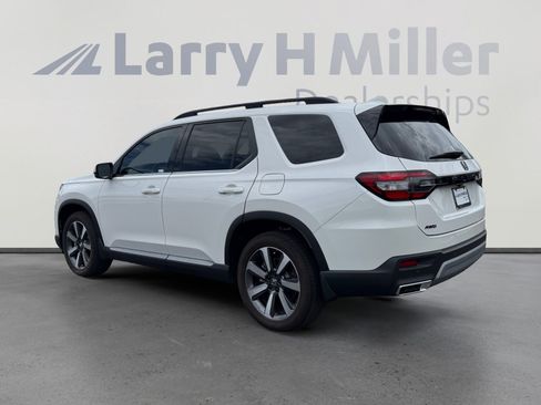 Used 2024 Honda Pilot Touring image 3
