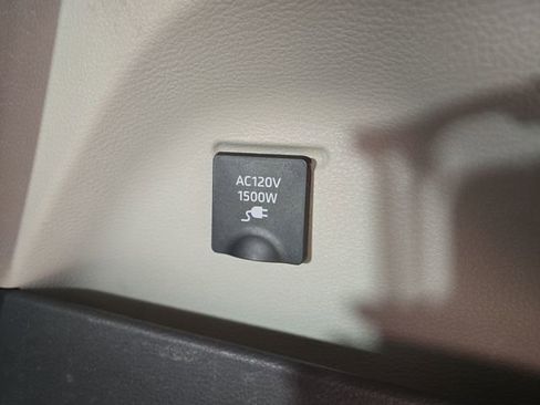 Used 2023 Toyota Sienna Limited FWD image 38