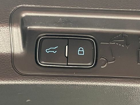 Used 2022 Ford Explorer XLT image 13