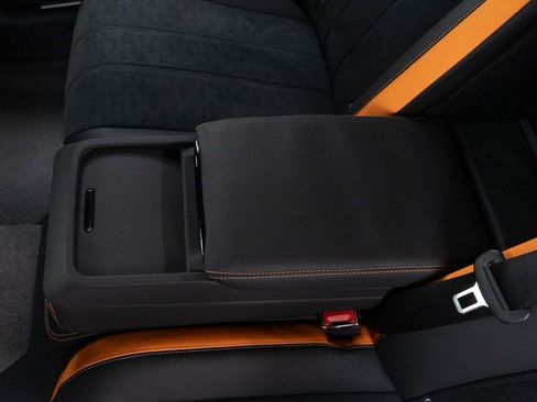 Used 2025 Bentley Flying Spur Plug-In Hybrid image 26