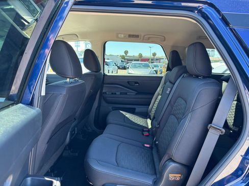 Used 2025 Nissan Pathfinder SV FWD image 28