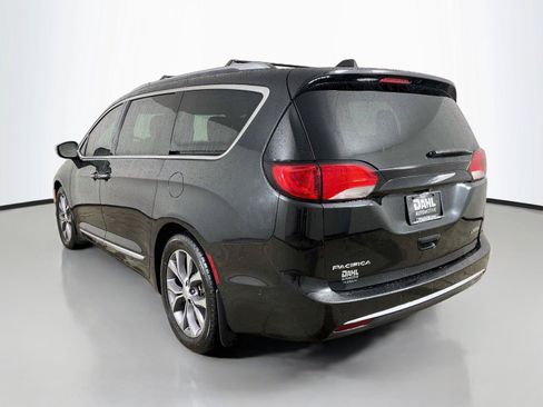 Used 2017 Chrysler Pacifica Limited w/ UConnect Theater Package FWD image 10