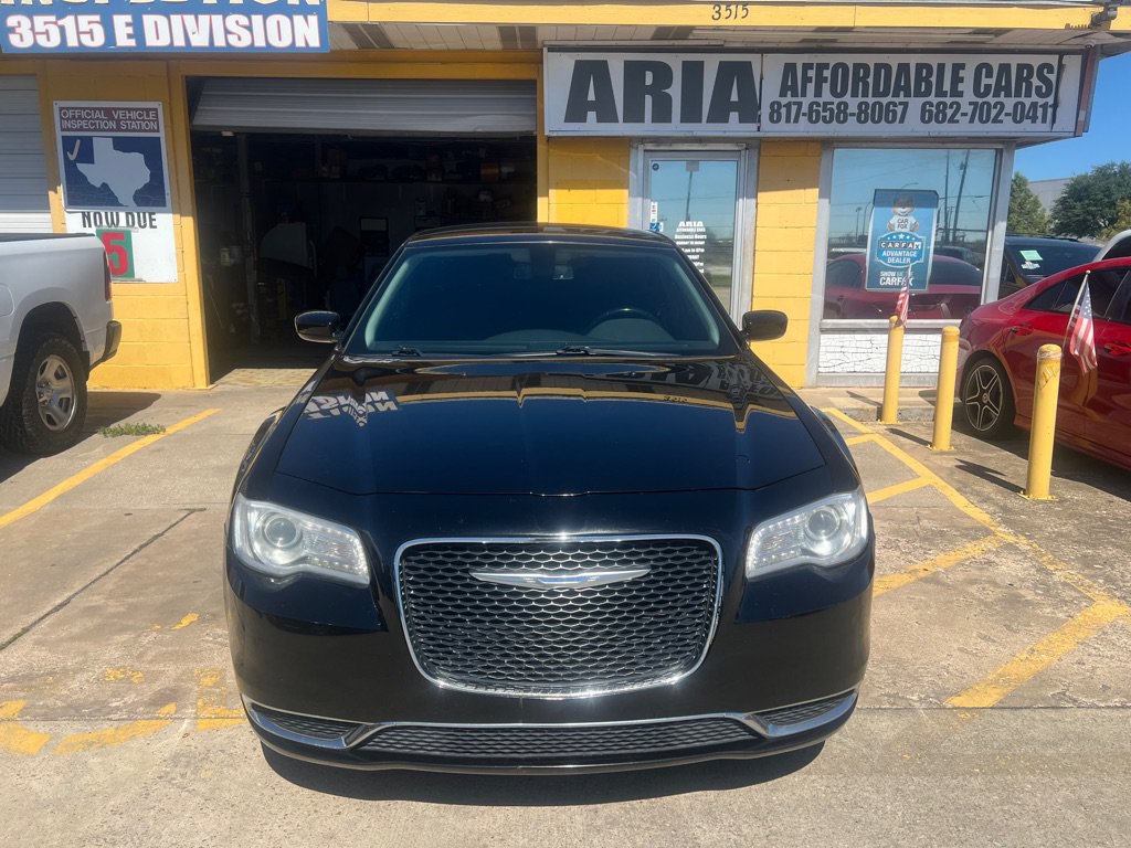 Used 2018 Chrysler 300 Touring RWD image 2