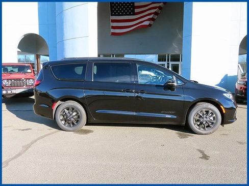 New 2026 Chrysler Pacifica Select image 1