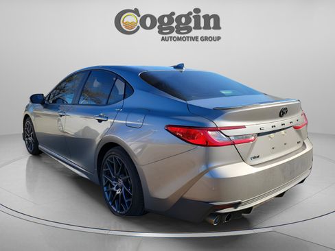 Used 2025 Toyota Camry SE image 3