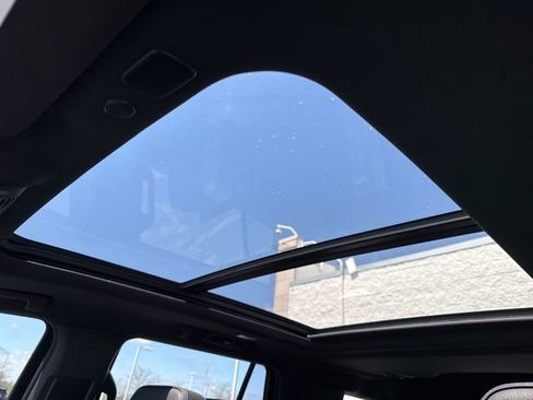 Used 2021 GMC Yukon Denali w/ Denali Premium Package image 28