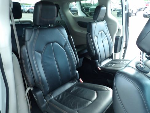 Used 2017 Chrysler Pacifica Touring-L FWD image 12