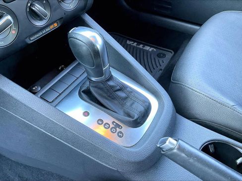 Used 2011 Volkswagen Jetta SE image 16