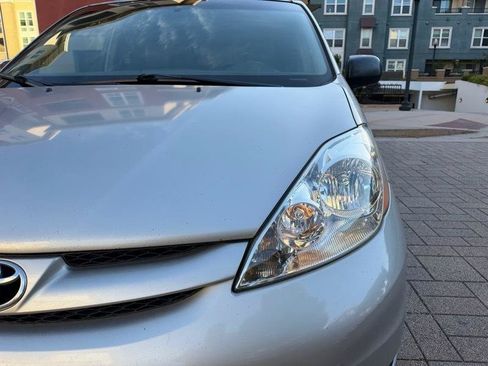 Used 2010 Toyota Sienna LE FWD image 12