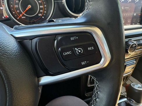 Used 2018 Jeep Wrangler Unlimited Sahara AWD/4WD image 13