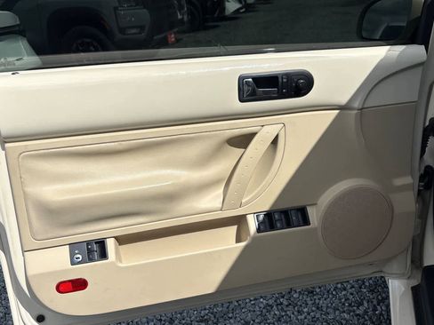 Used 2009 Volkswagen Beetle S image 13