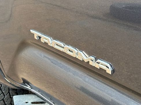 Used 2017 Toyota Tacoma SR5 w/ Tow Package image 31