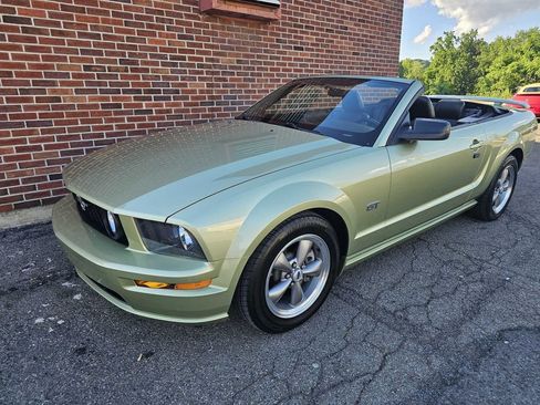 Used 2006 Ford Mustang GT RWD image 2