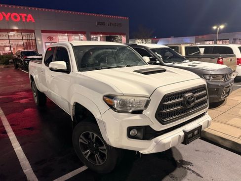 Used 2017 Toyota Tacoma TRD Sport w/ Tow Package image 1