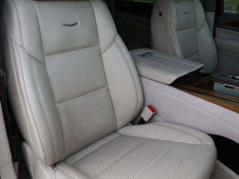 Used 2022 Cadillac Escalade ESV Premium Luxury Platinum image 25