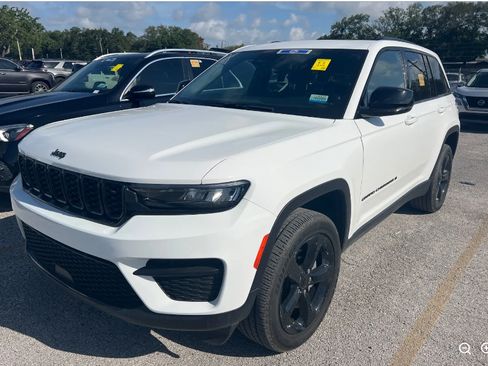 Used 2024 Jeep Grand Cherokee Altitude AWD/4WD image 1