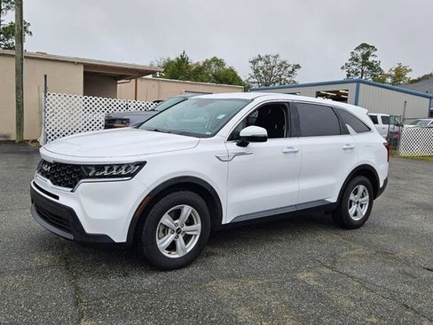 Used 2023 Kia Sorento LX image 4