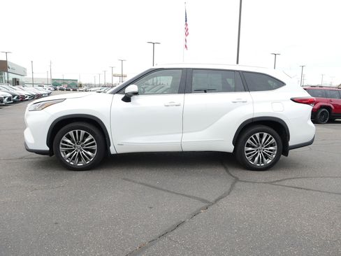 Used 2022 Toyota Highlander Platinum image 2