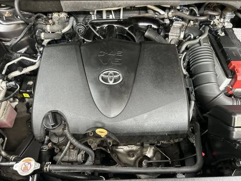 Used 2022 Toyota Highlander XLE AWD/4WD image 25