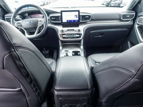 Used 2023 Ford Explorer XLT w/ Equipment Group 202A AWD/4WD image 4