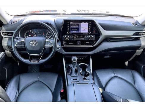 Used 2021 Toyota Highlander XLE AWD/4WD image 17