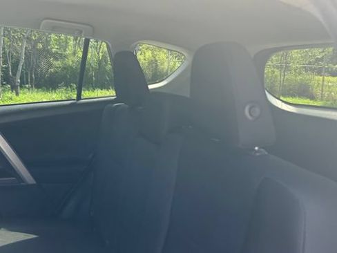 Used 2018 Toyota RAV4 LE AWD/4WD image 32