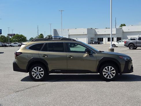 Used 2024 Subaru Outback Premium AWD/4WD image 6