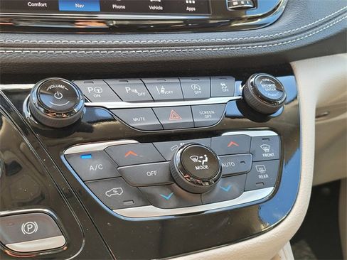 New 2024 Chrysler Pacifica Limited w/ Uconnect Theater Family Group image 22