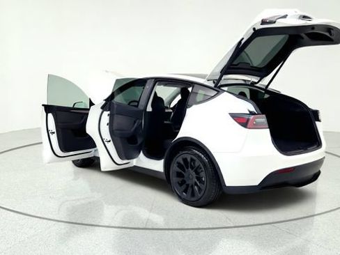 Used 2024 Tesla Model Y 2WD image 16