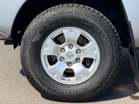 Used 2015 Toyota Tacoma 4x4 Double Cab w/ SR5 Package image 9