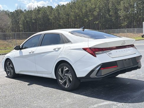 Used 2024 Hyundai Elantra SEL w/ Convenience Package image 3
