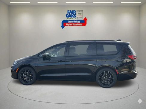 New 2026 Chrysler Pacifica Select w/ S Appearance Package FWD image 10