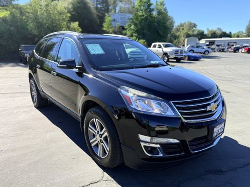 Used 2017 Chevrolet Traverse LT image 4
