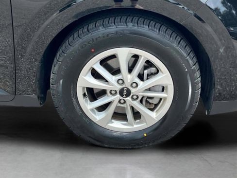 Used 2023 Kia Carnival LX FWD image 6