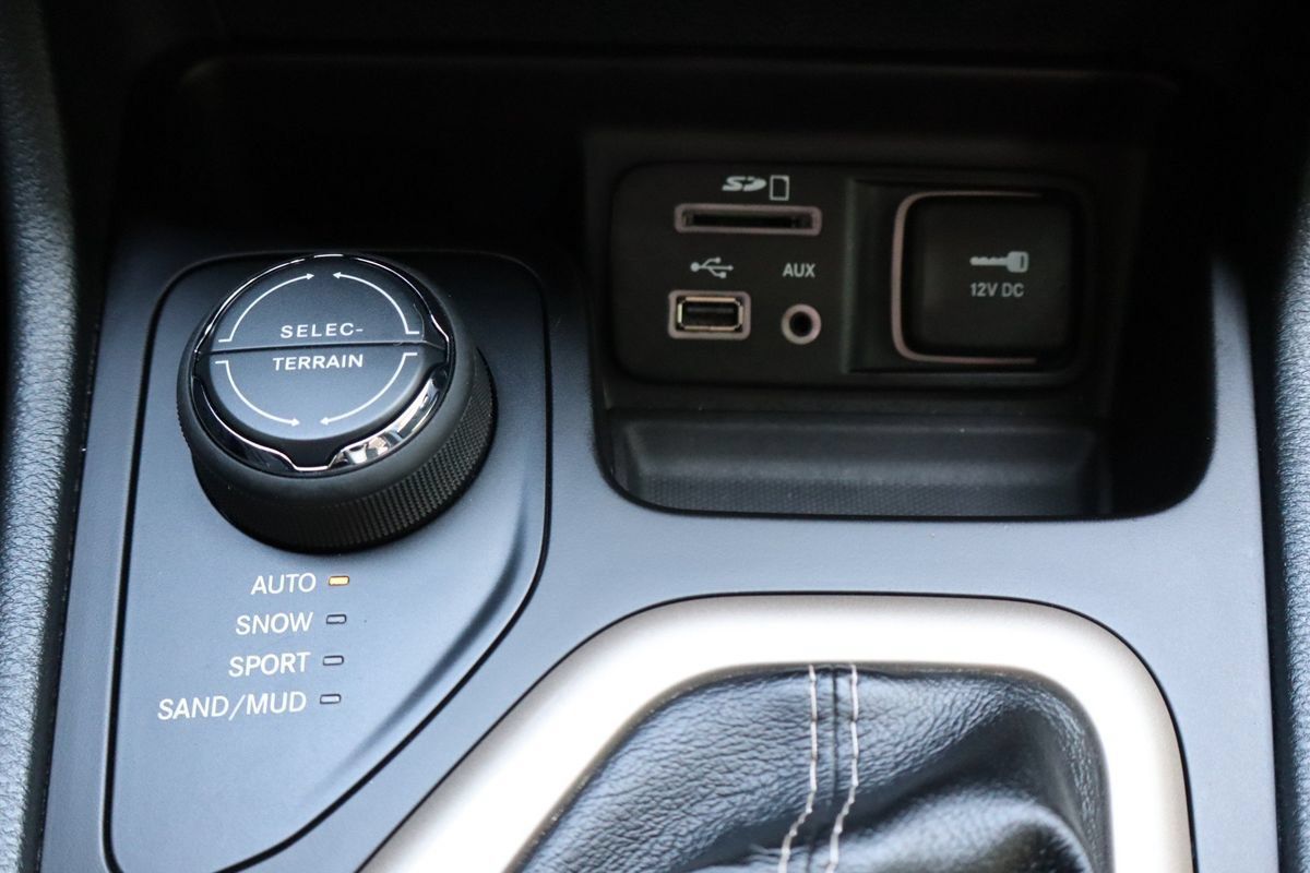 Used 2014 Jeep Cherokee Limited w/ Luxury Group AWD/4WD image 18