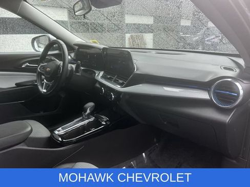 Used 2025 Chevrolet Trax LT w/ Driver Confidence Package FWD image 28