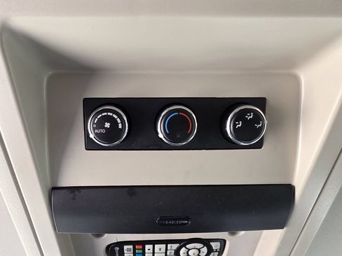 Used 2015 Chrysler Town & Country Touring FWD image 33
